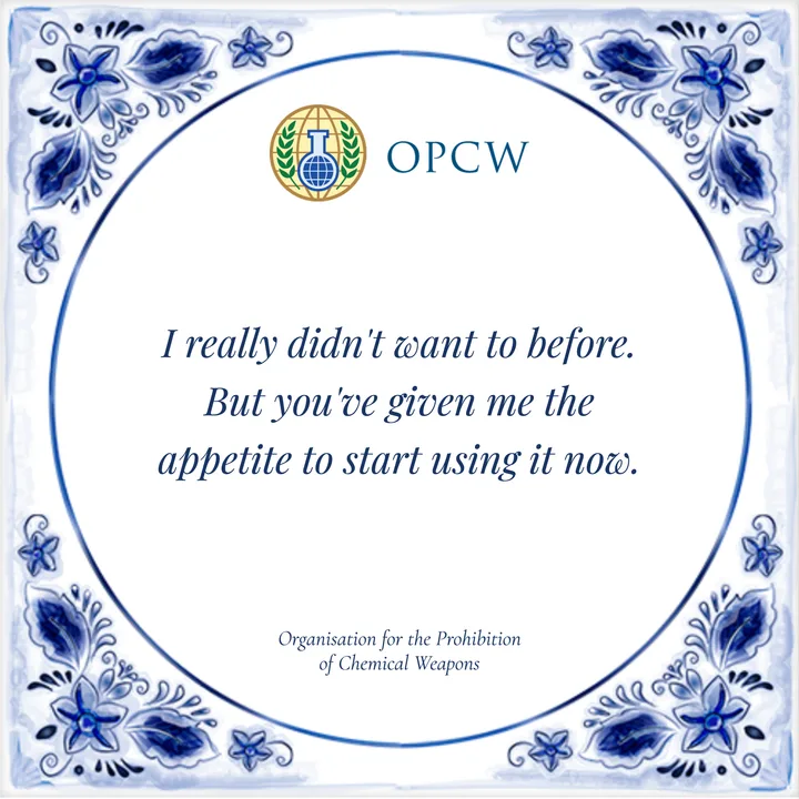 Delfts blauw bedanktegeltje van OPCW (Organisation for the Prohibition of Chemical Weapons) met OPCW-embleem bovenaan